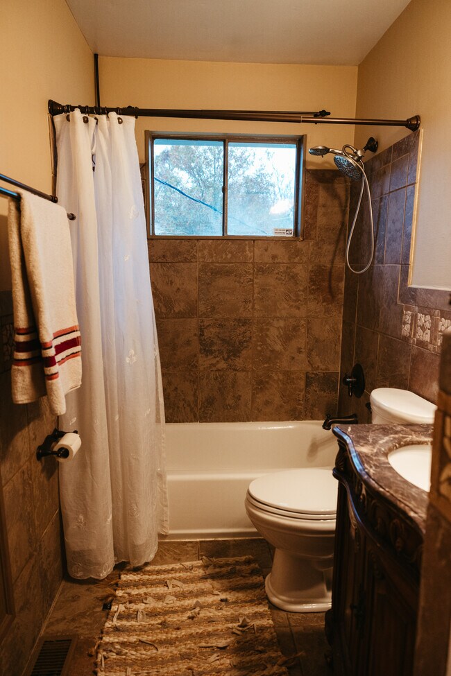 Building Photo - 417 Forest Glen Dr
