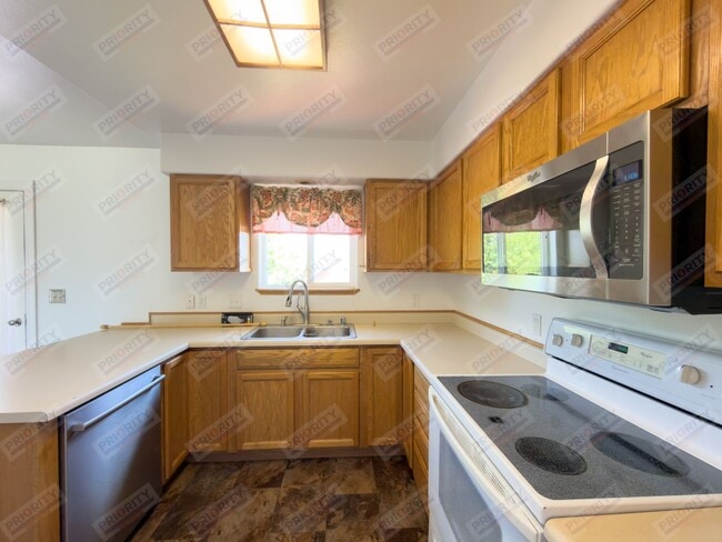 Building Photo - Single Family Home with 4 Bedrooms