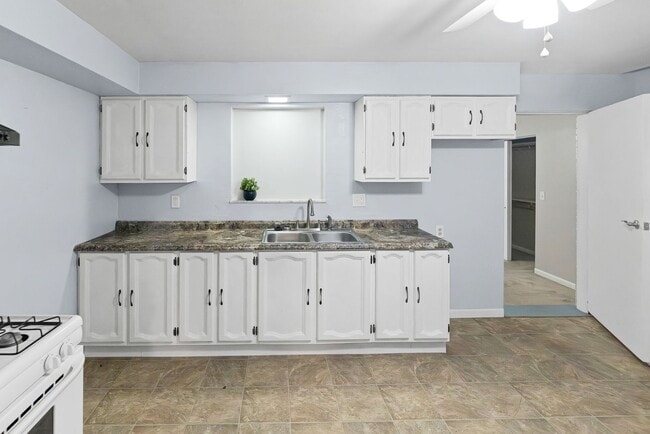 Building Photo - 113 E Apple St