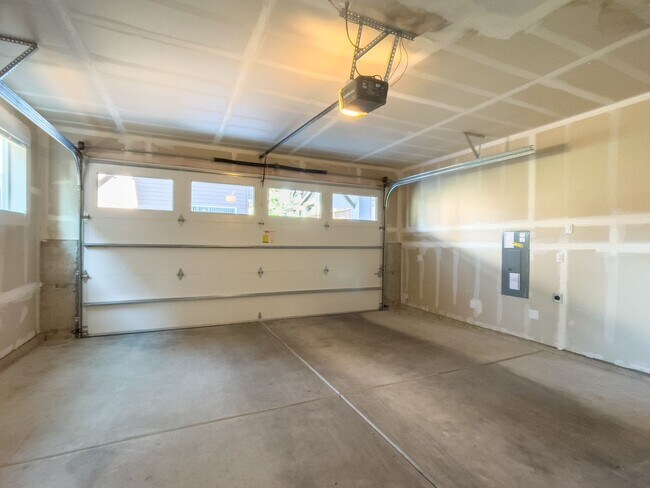 Building Photo - GORGEOUS 3 bdrm plus Flex Space Home in Mo...