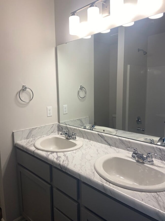Building Photo - PRE-LEASING NOW — Modern 3-Bedroom | 2.5-Bath Living in Spring Hill