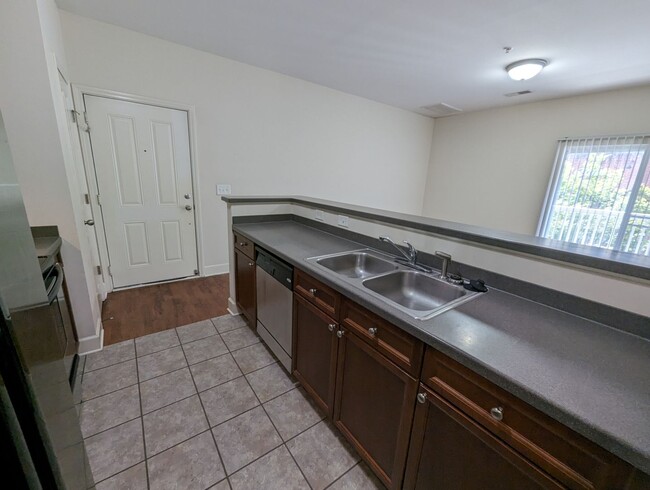 Building Photo - AVAILABLE NOW- 1-Bed/1-bath in Lenox Village