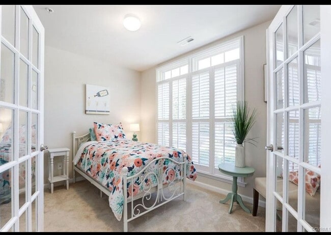 Building Photo - Beautiful 3 Bedroom Townhouse in West Broad Village