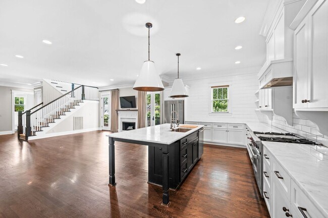 Building Photo - Stunning 4BE/3.5BA home in the heart of Gr...