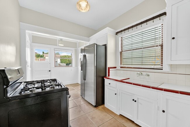 Building Photo - Charming Sunset Home with Hardwood Floors ...