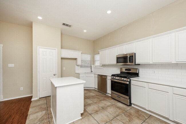 Building Photo - $1,995 4 Bed/2 Bath/2 Garage Ready for Move-in Rockwall Home in Highland Meadows