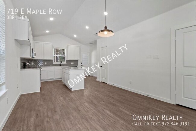 Building Photo - 719 Maple Row