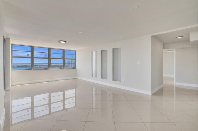 Building Photo - 18041 Biscayne Blvd