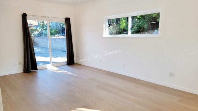 Building Photo - ~Stunning Remodeled 2 Bed/1 Bath Home in S...