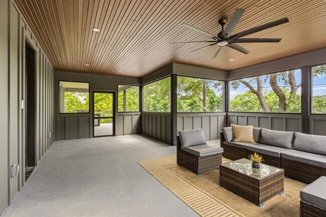 Building Photo - 2300 Bluebonnet Ln
