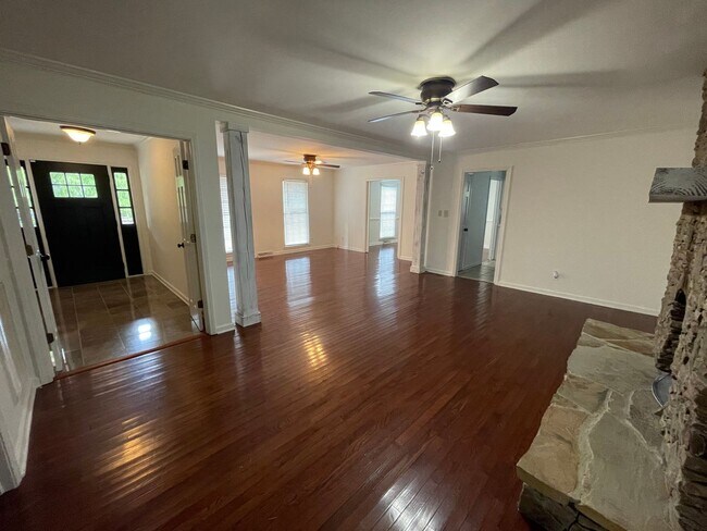 Building Photo - Large 4/4 House in Maplewood $2,650