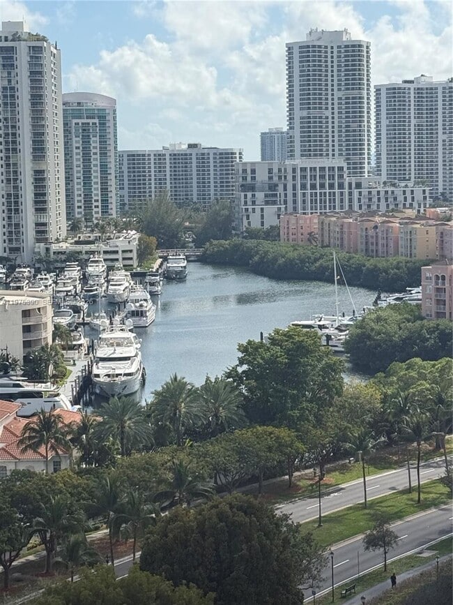 Building Photo - 20000 E Country Club Dr