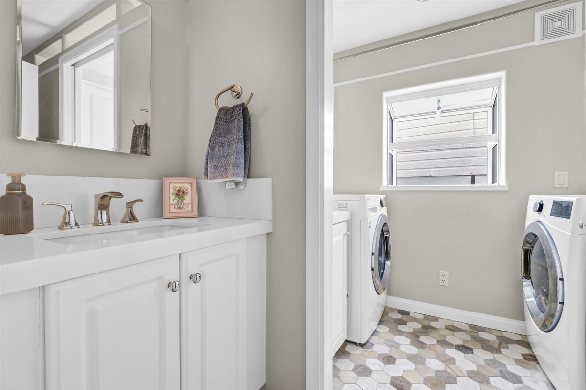 Building Photo - 2740 Highland Way