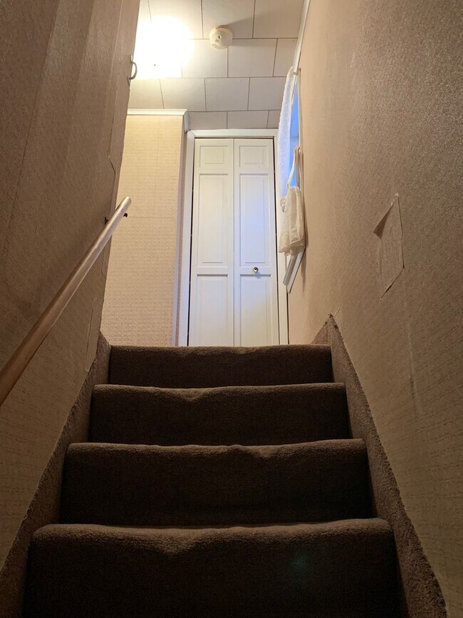 Building Photo - Multi-level 3-bedroom, 1-bath single-family home