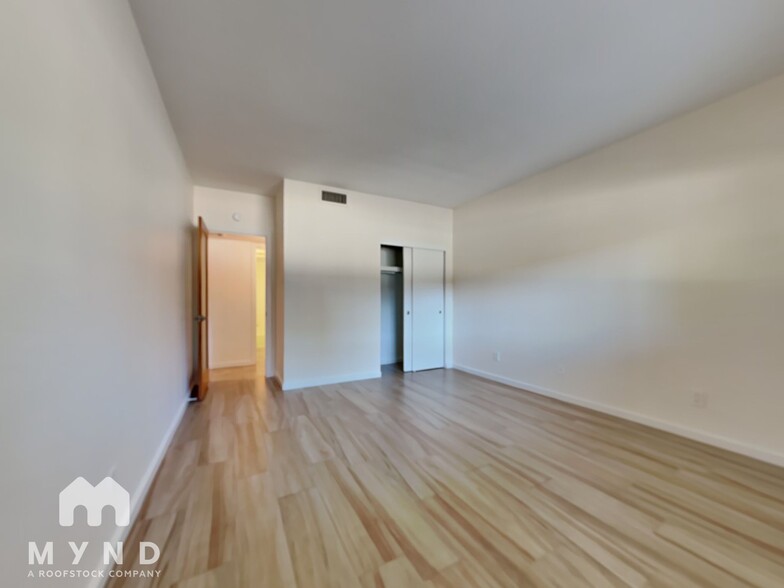 Building Photo - 355 E Thomas Rd