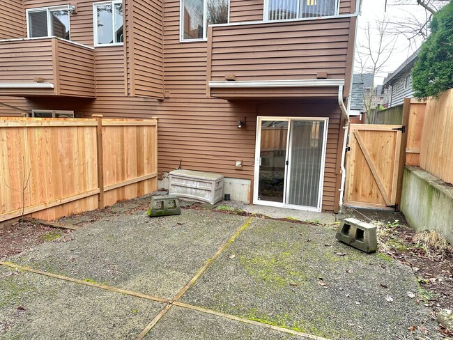 Building Photo - Beautiful 3bed + enclosed back patio townh...