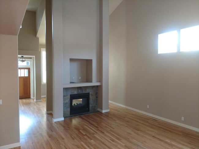 Building Photo - SW Bend - 3 Bed 2.5 Bath -Fenced-Corner lo...