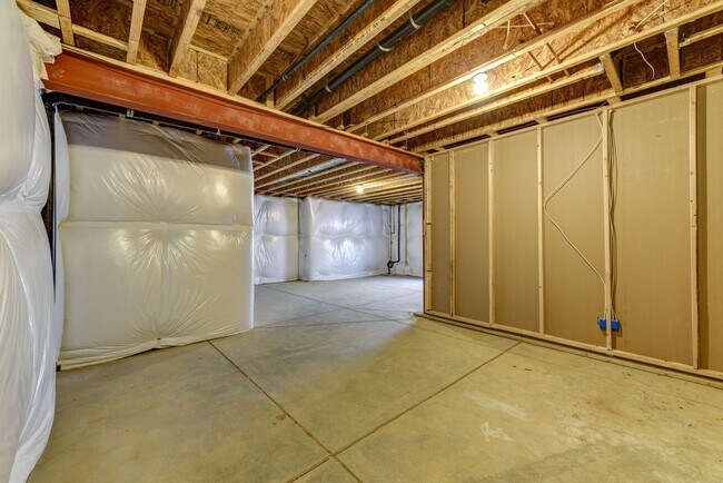 Building Photo - Breathtaking 4 Bedroom 3 Bedroom Ranch Style Home with Finished Basement!!