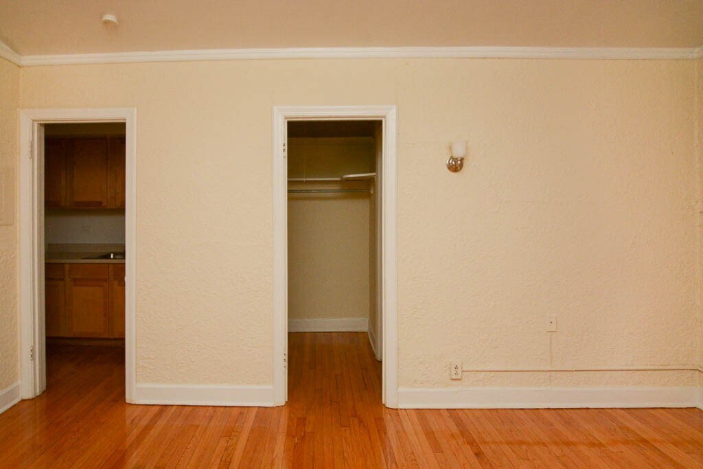 Building Photo - 562 W Arlington Pl