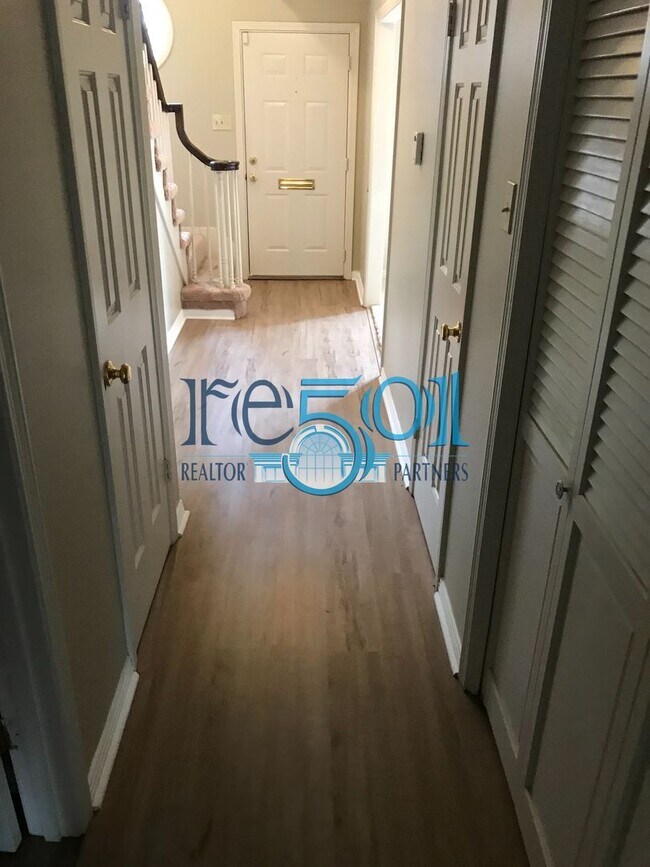 Building Photo - Pleasant Valley Condo