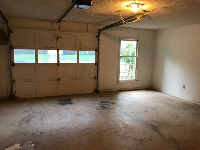 Building Photo - 135 Greenwood Ln