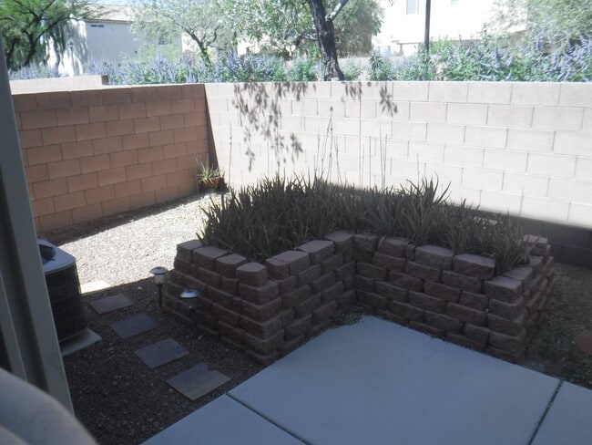 Building Photo - SPACIOUS 4 BEDROOM HOME WITH 2.5 BATHS, 2 ...
