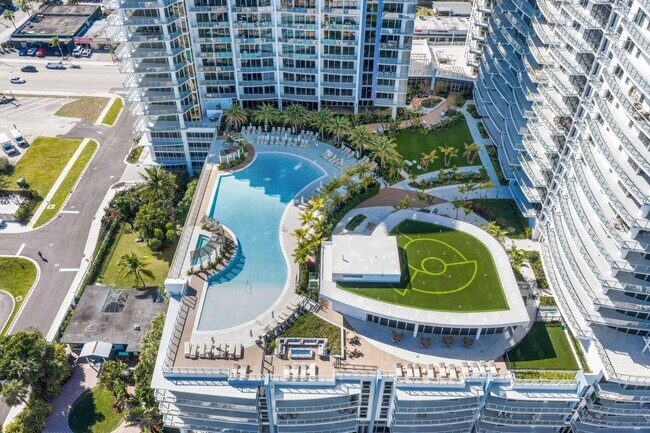 Building Photo - 220 Lake Shore Dr