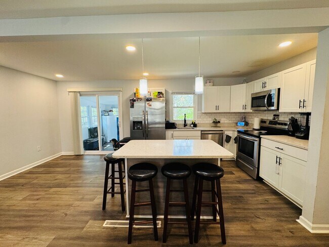Building Photo - BEAUTIFULLY UPDATED HOME - WOODBRIDGE