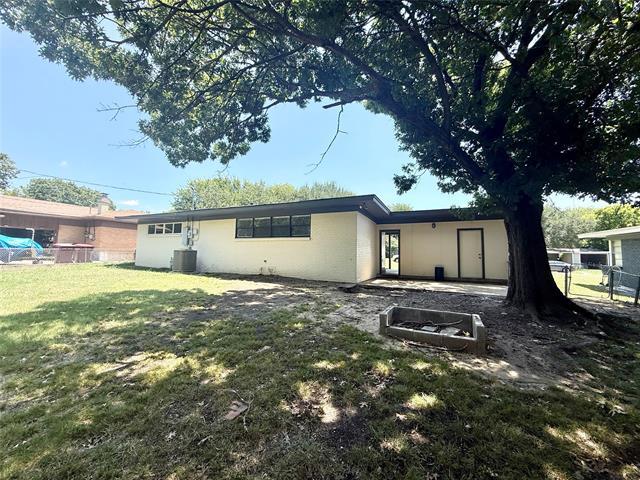 Building Photo - 1411 W Shields Dr