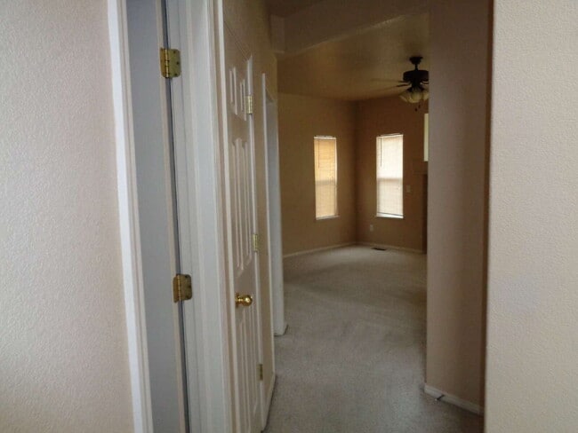Building Photo - Super location close to shopping, schools,...