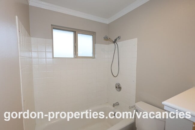 Building Photo - NE 22nd Ct - Gresham 4 bedroom split level home