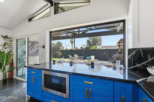 Building Photo - 2812 N 71st Pl