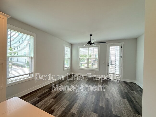 Building Photo - 607 W Tremont Ave
