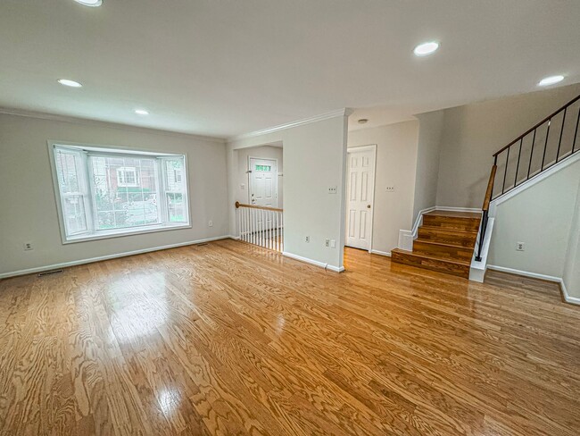 Building Photo - Well-Maintained 3 Bed 3.5 Bath Townhome Wi...