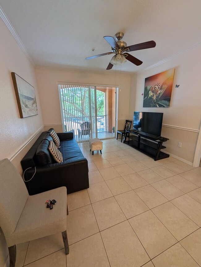 Building Photo - 3 Bedrooms 2 baths Immaculate condominium