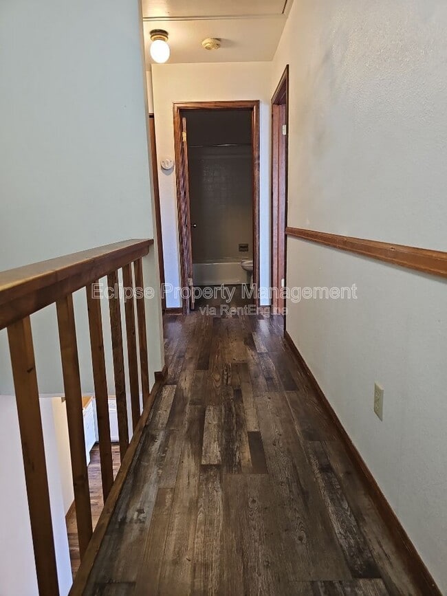 Building Photo - 9 River Dr