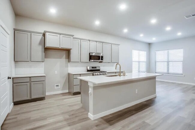 Building Photo - 10502 Aberdeen Ave