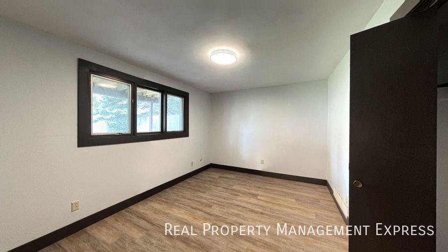 Building Photo - Amazing 3 Bedroom 2.5 Bath duplex with attached garage and fenced yard!