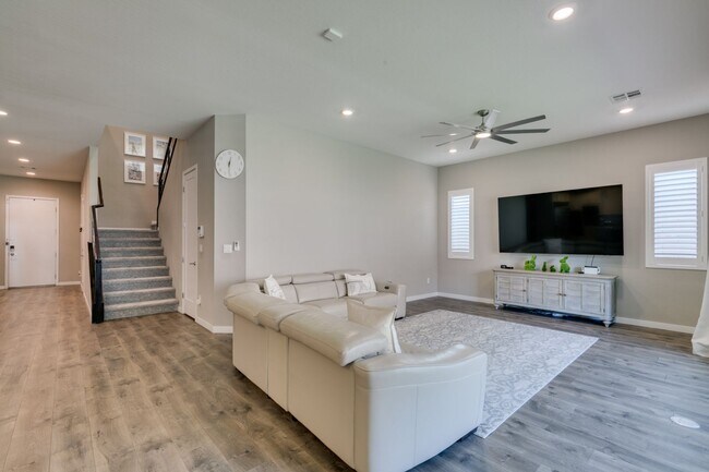 Building Photo - Luxury Rental with Mountain Views in Gated Henderson Community