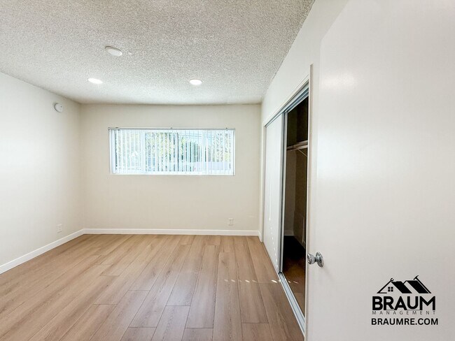 Building Photo - 13115 Oxnard St