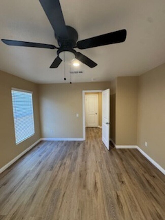 Building Photo - Beautiful Home