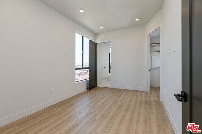 Building Photo - 3833 Dunn Dr