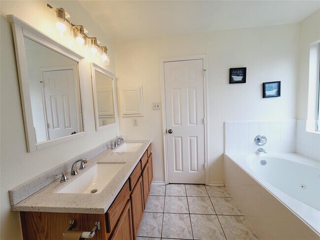 Building Photo - 3807 Brook Garden Ln