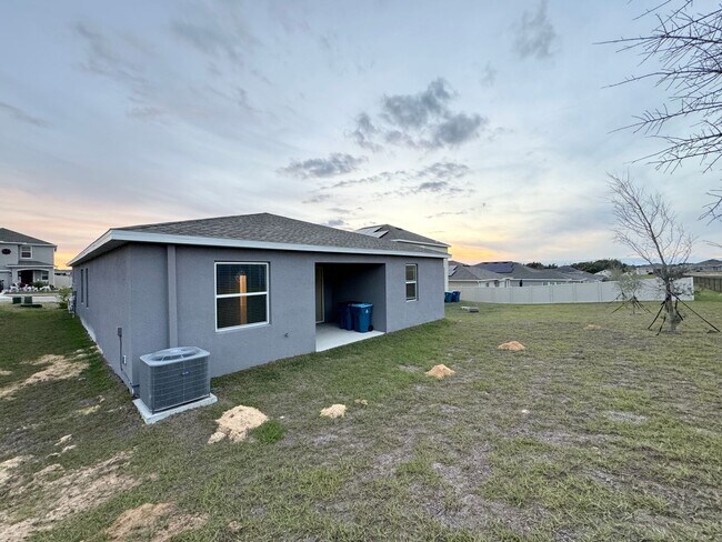 Building Photo - Rare find In-Law suite Home! Single family house with Separate entry and kitchen, laundry set!