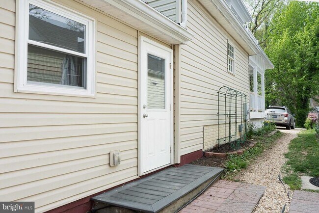 Building Photo - 1611 Avenue B