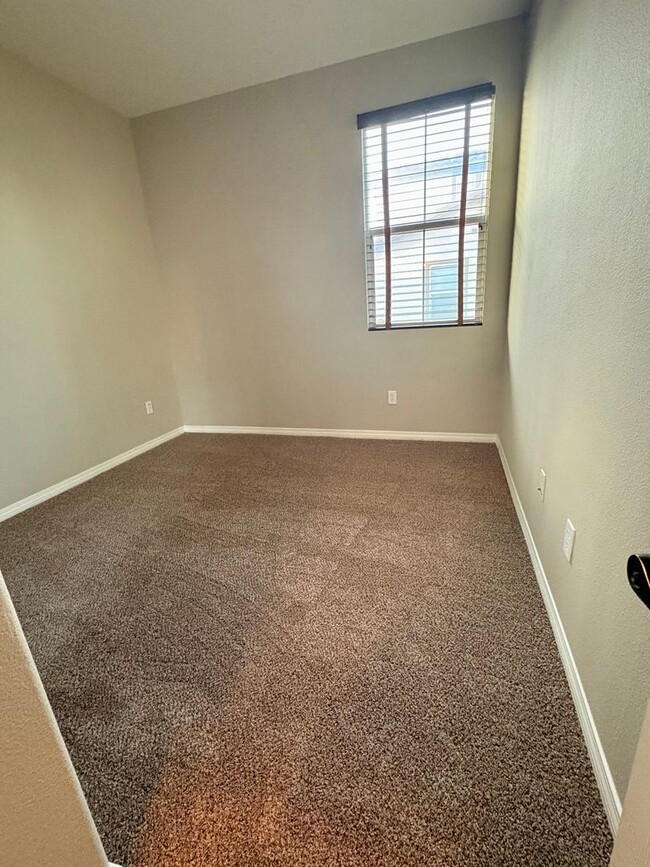 Building Photo - Tri-Level Condo within Walking Distance to The Collection!