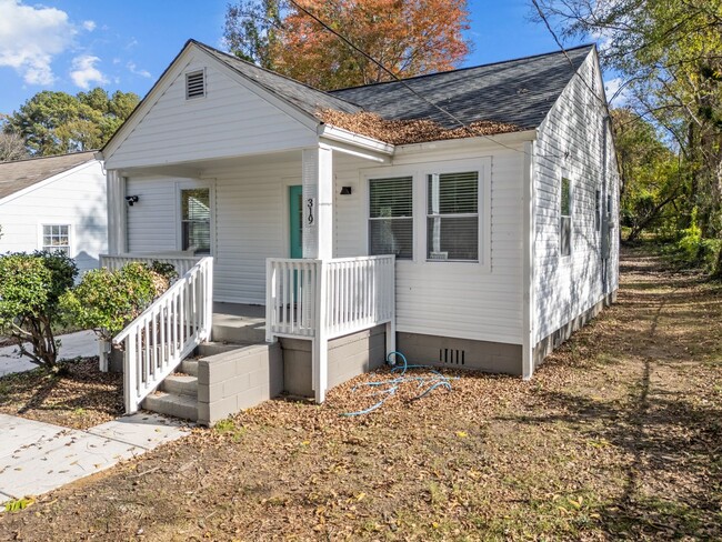 Building Photo - Freshly Renovated Adorable 2 Bedroom 1 Bat...