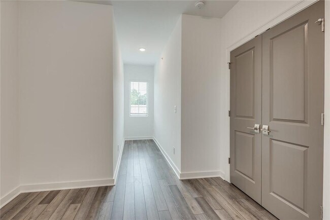 Building Photo - 513 Burton Dr