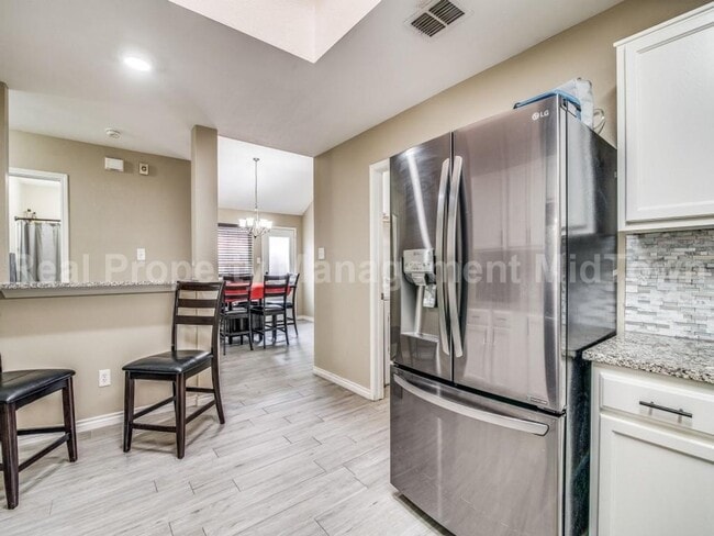 Building Photo - Stylishly Updated 3-Bedroom Home with Modern Touches & Prime Location!
