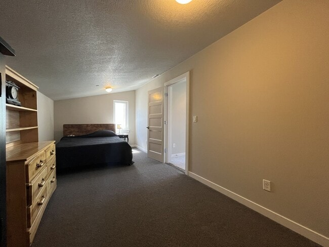 Building Photo - Spacious 2,511 Sq Ft Wilsonville Townhome with Vaulted Loft, Modern Kitchen & Attached Two-Car Ga...